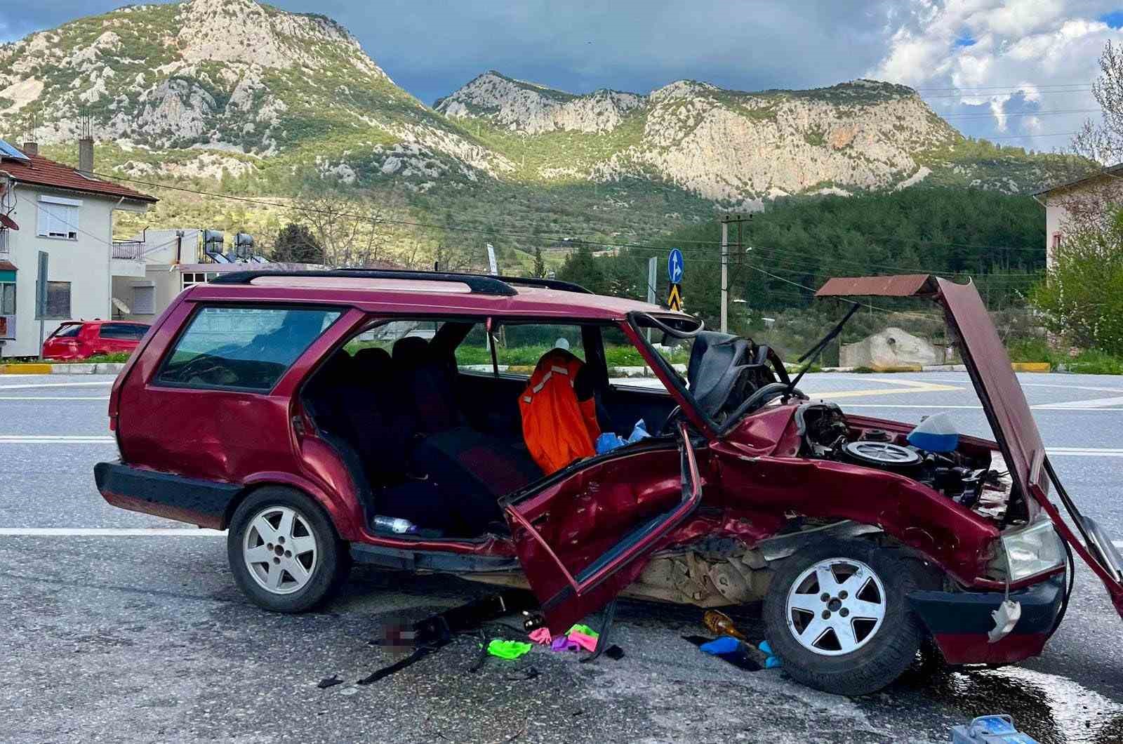 Akseki’de iki otomobil çarpıştı: 3 yaralı
