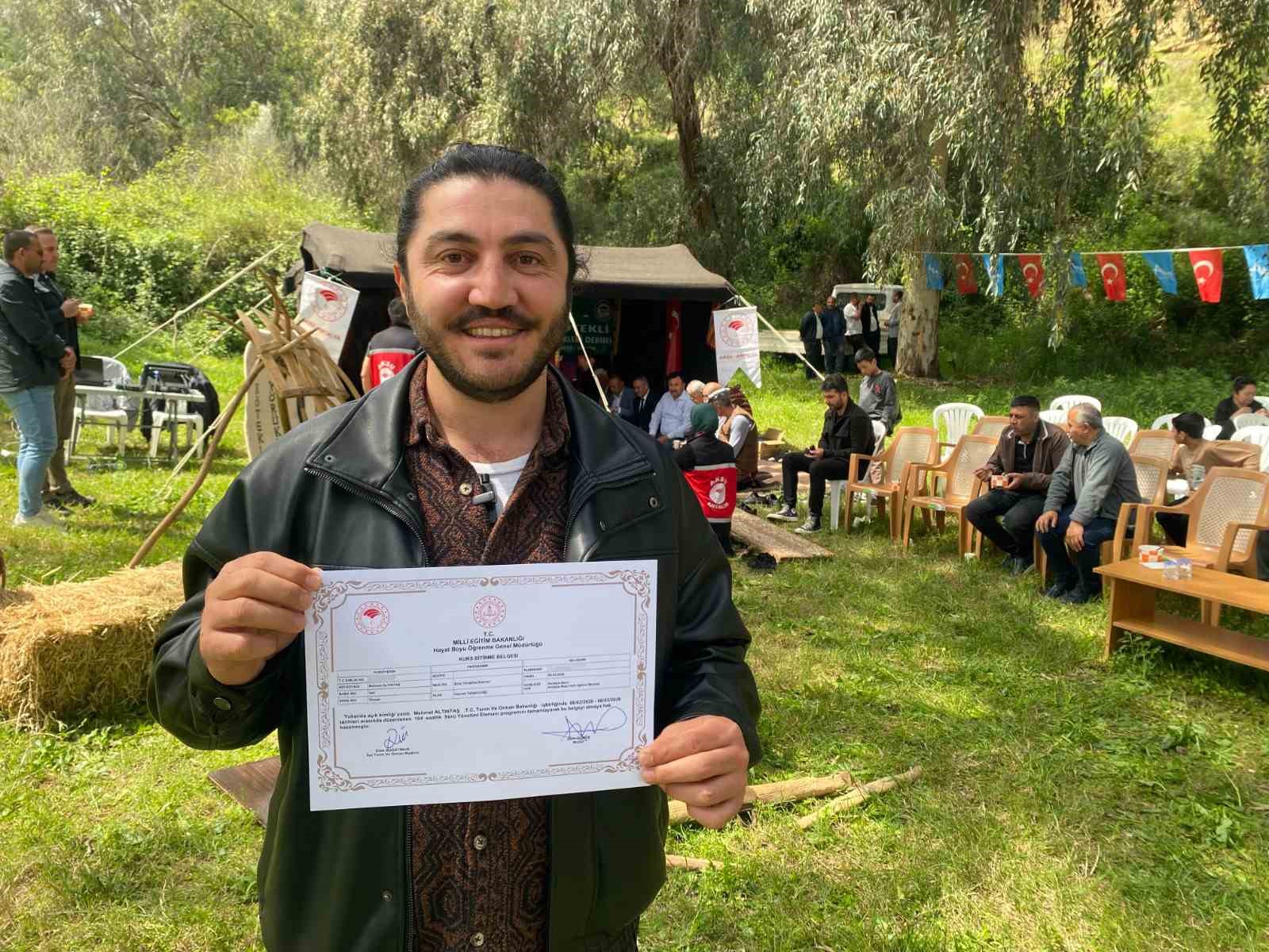 Aksu’da 19’u kadın 47 kursiyere "Sürü Yönetimi Elemanı" sertifikası verildi
Aksu’da 19’u kadın 47 kursiyere "Sürü Yönetimi Elemanı" sertifikası verildi