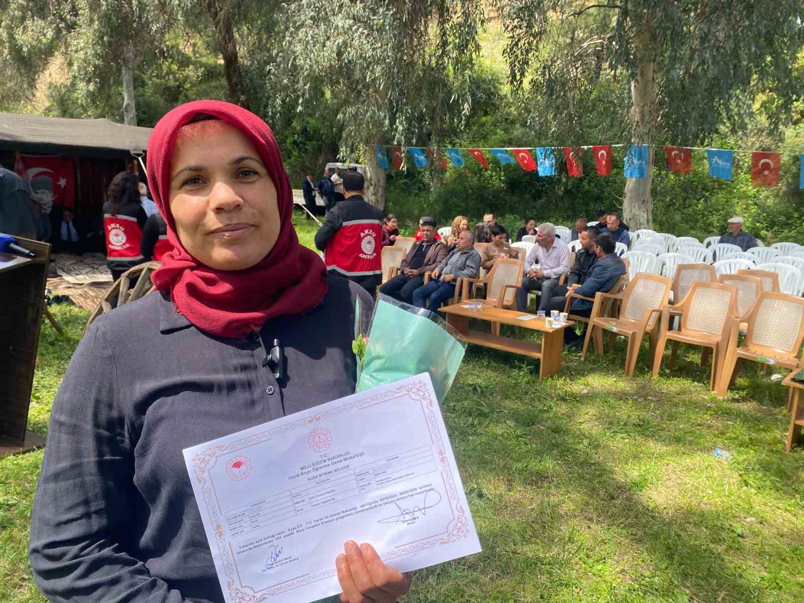 Aksu’da 19’u kadın 47 kursiyere "Sürü Yönetimi Elemanı" sertifikası verildi
Aksu’da 19’u kadın 47 kursiyere "Sürü Yönetimi Elemanı" sertifikası verildi