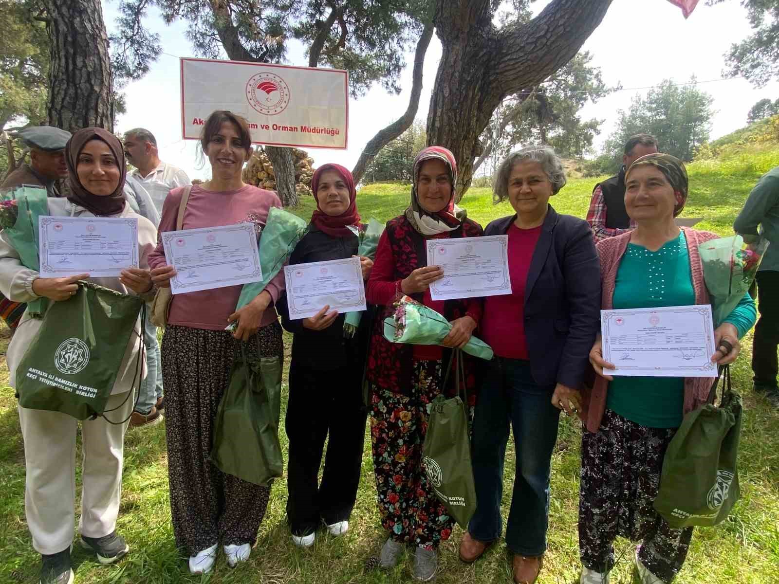 Aksu’da 19’u kadın 47 kursiyere "Sürü Yönetimi Elemanı" sertifikası verildi
Aksu’da 19’u kadın 47 kursiyere "Sürü Yönetimi Elemanı" sertifikası verildi