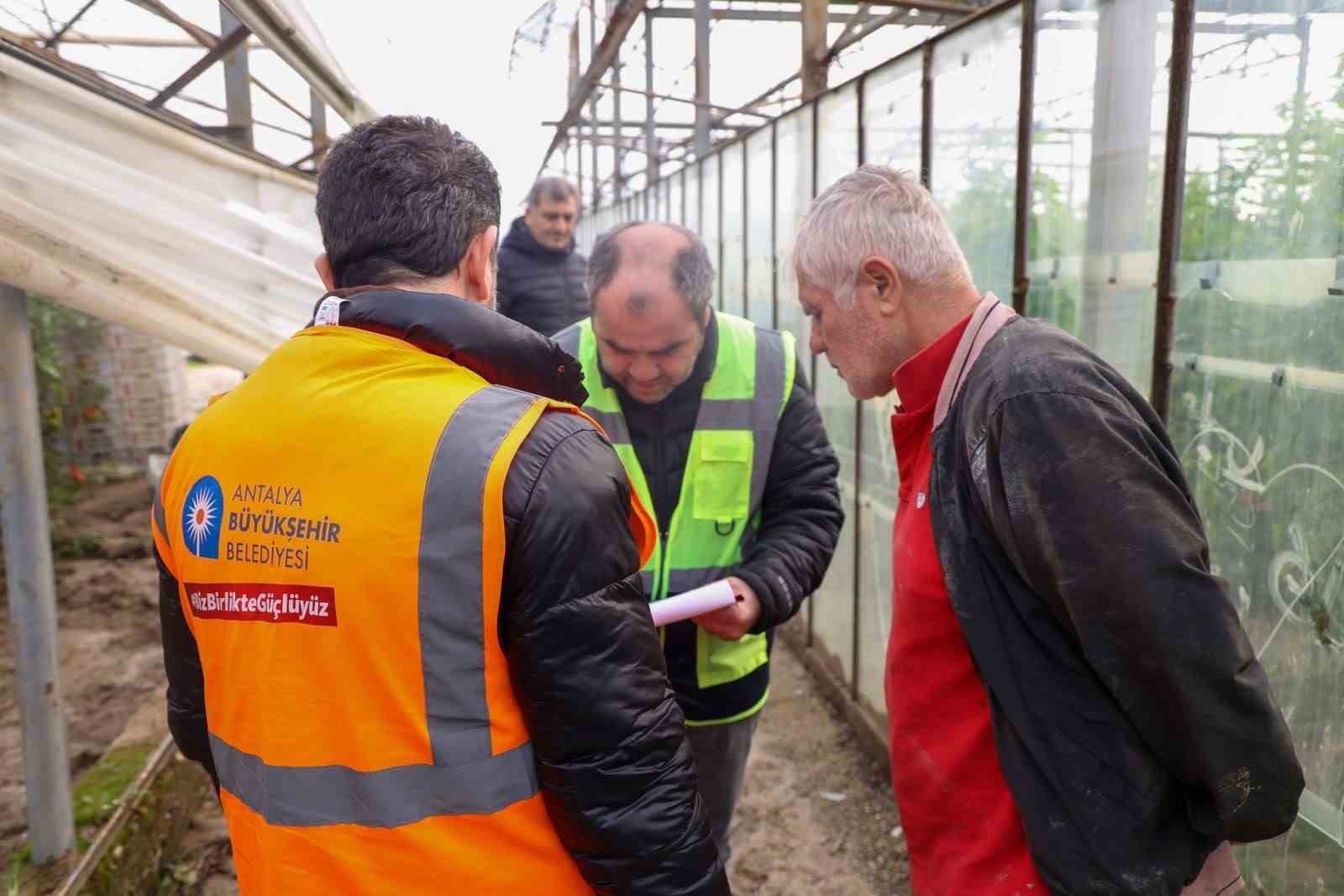 Aksu’da afetten zarar gören seralarda hasar tespiti yapıldı
