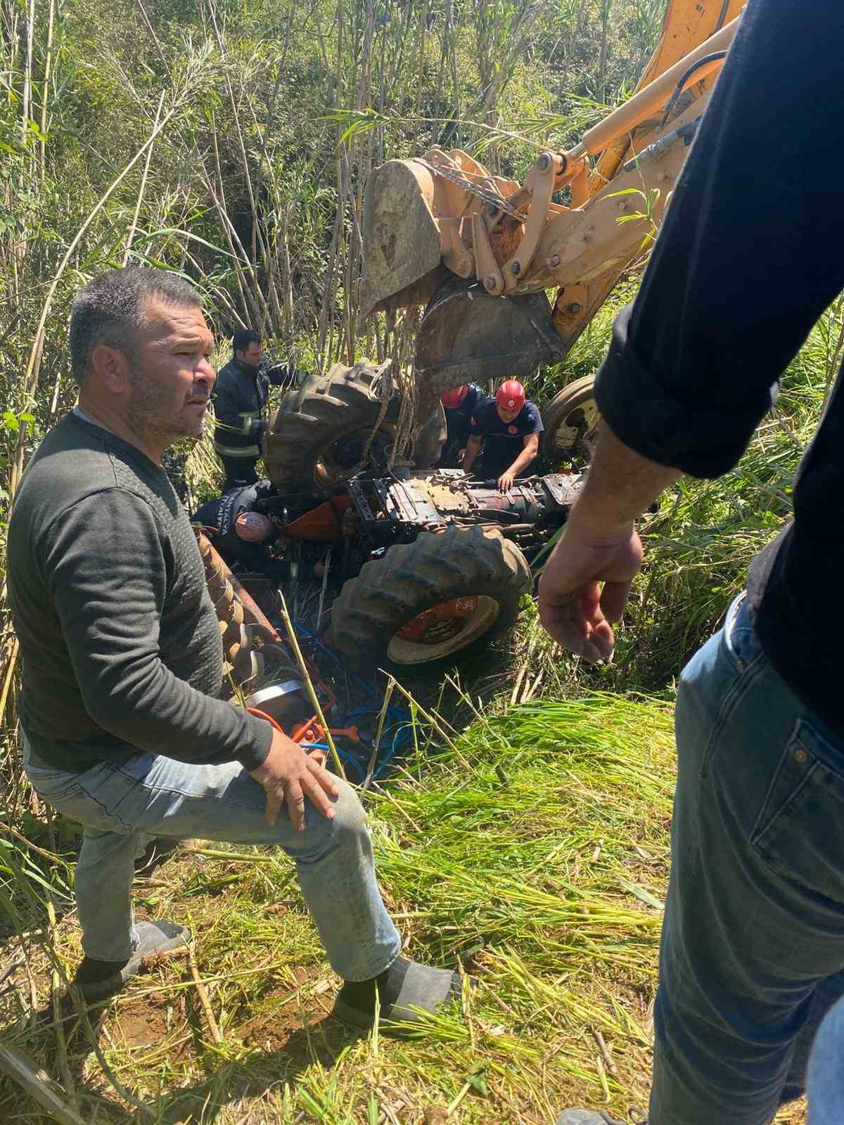 Aksu’da traktör dereye devrildi sürücü  hayatını kaybetti
