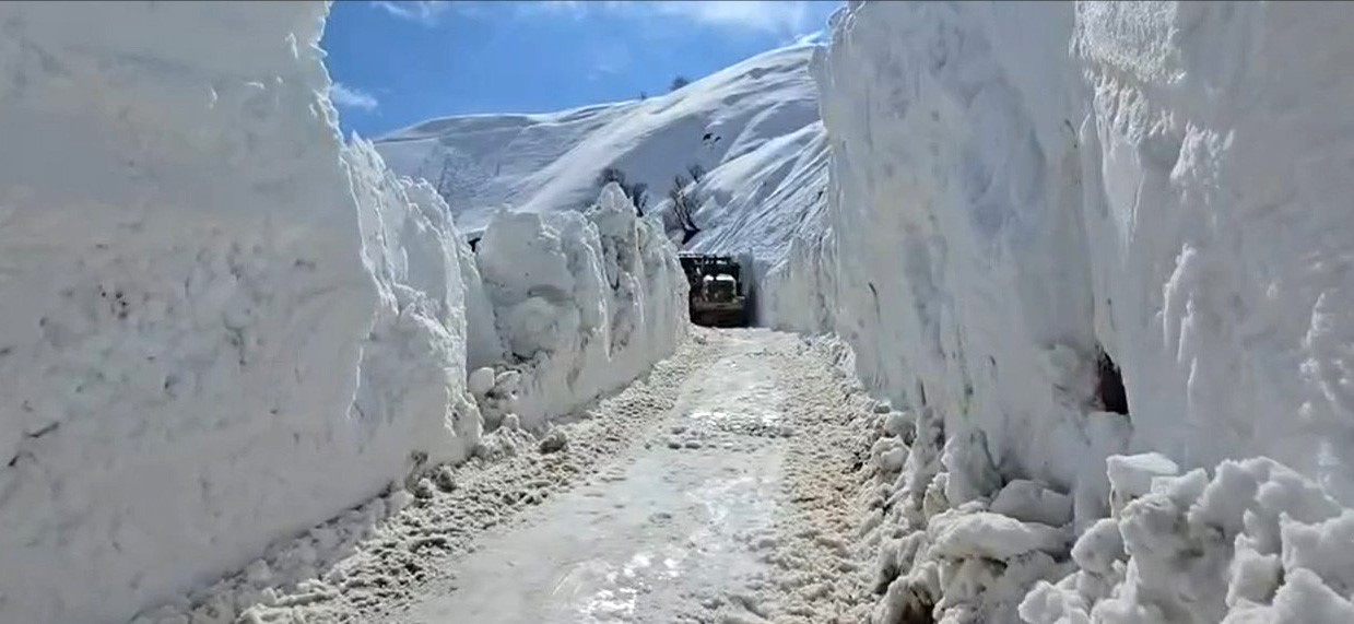 Aktoprak yolundaki çığ temizlendi
