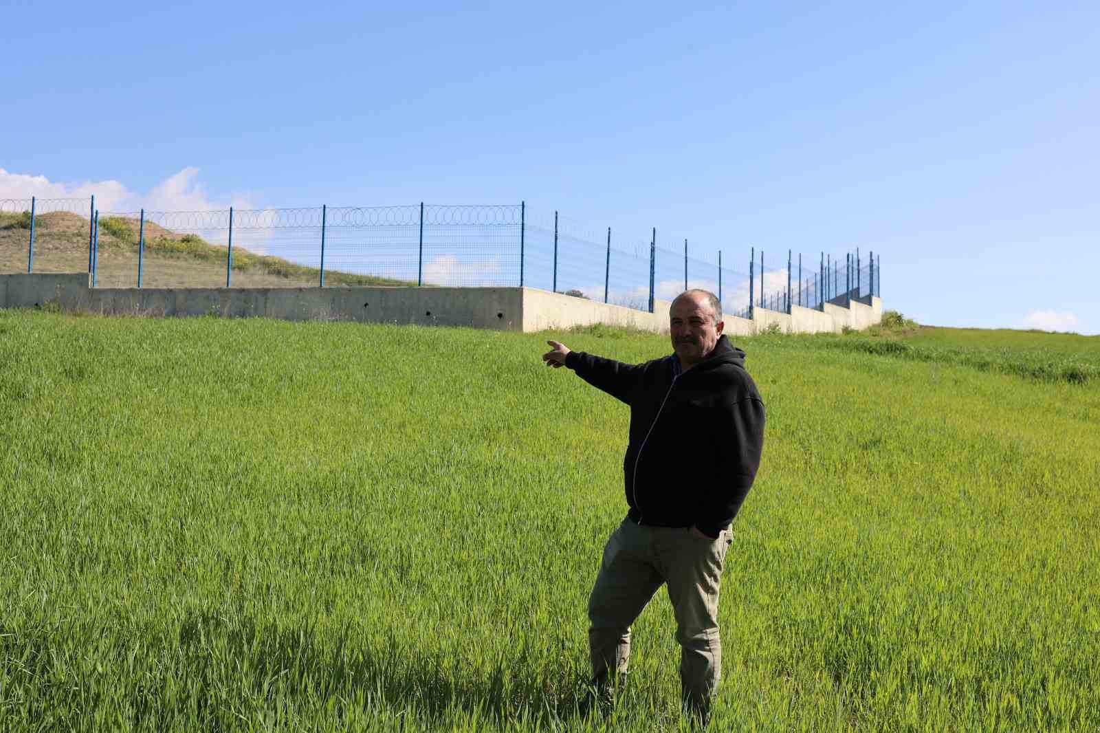 Akü fabrikasından aktığı iddia edilen su, çiftçinin tarlalarını kullanılmaz hale getirdi
