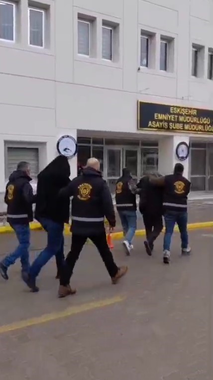 Akü firmasını sahte çek ile 6 milyon TL zarara uğratan dolandırıcılar yakalandı
