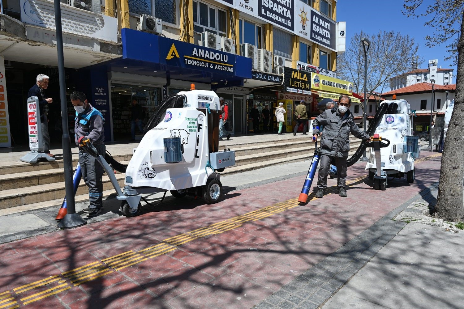 Akülü süpürgeler Isparta sokaklarında
