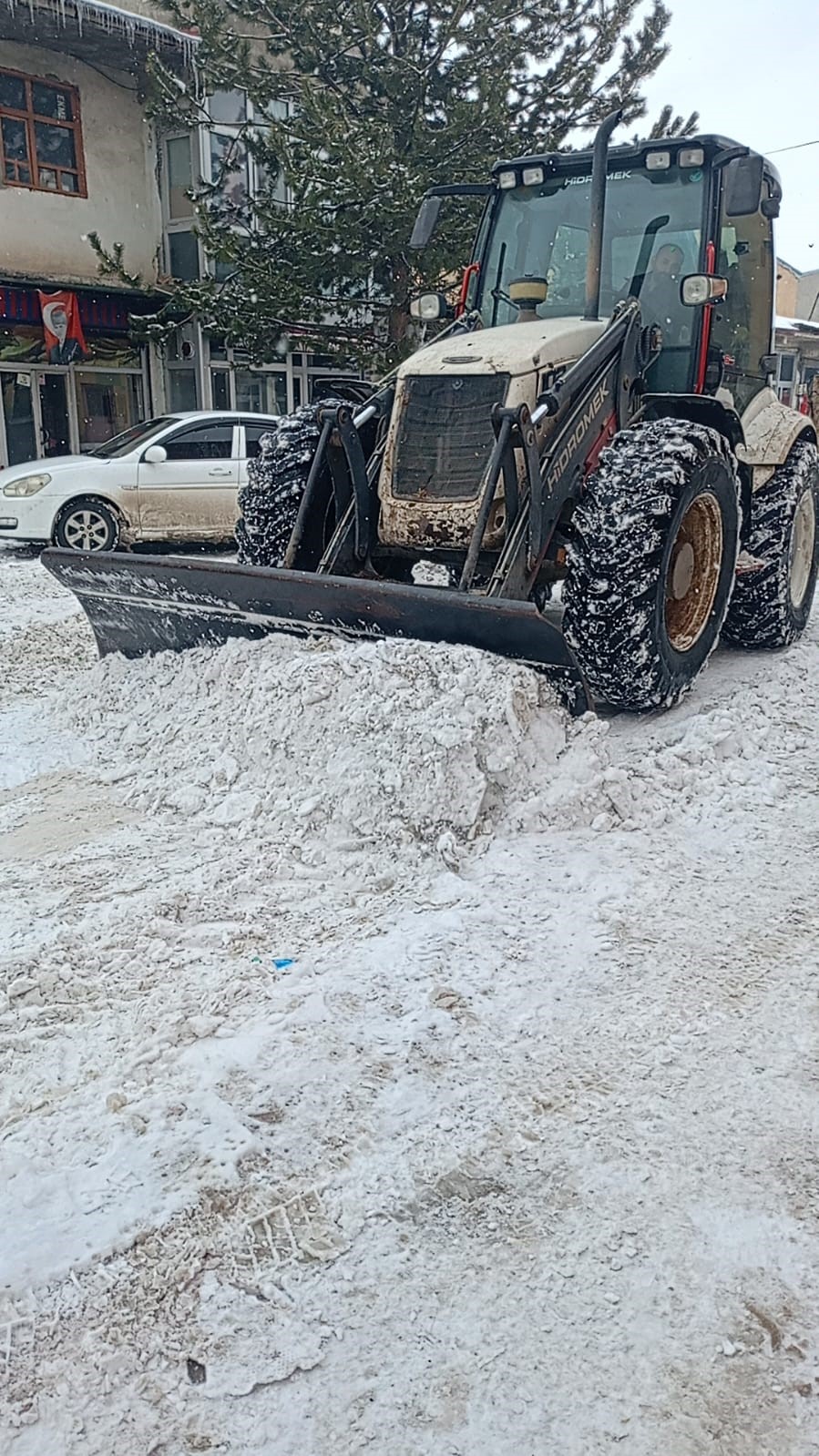 Akyaka Belediyesi karla mücadele ekipleri görev başında

