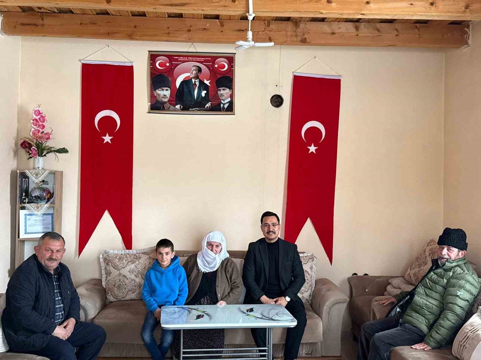 Akyaka Kaymakamı İsmail Demirtaş, köy ziyaretlerini sürdürüyor
Akyaka Kaymakamı İsmail Demirtaş, köy ziyaretlerini sürdürüyor