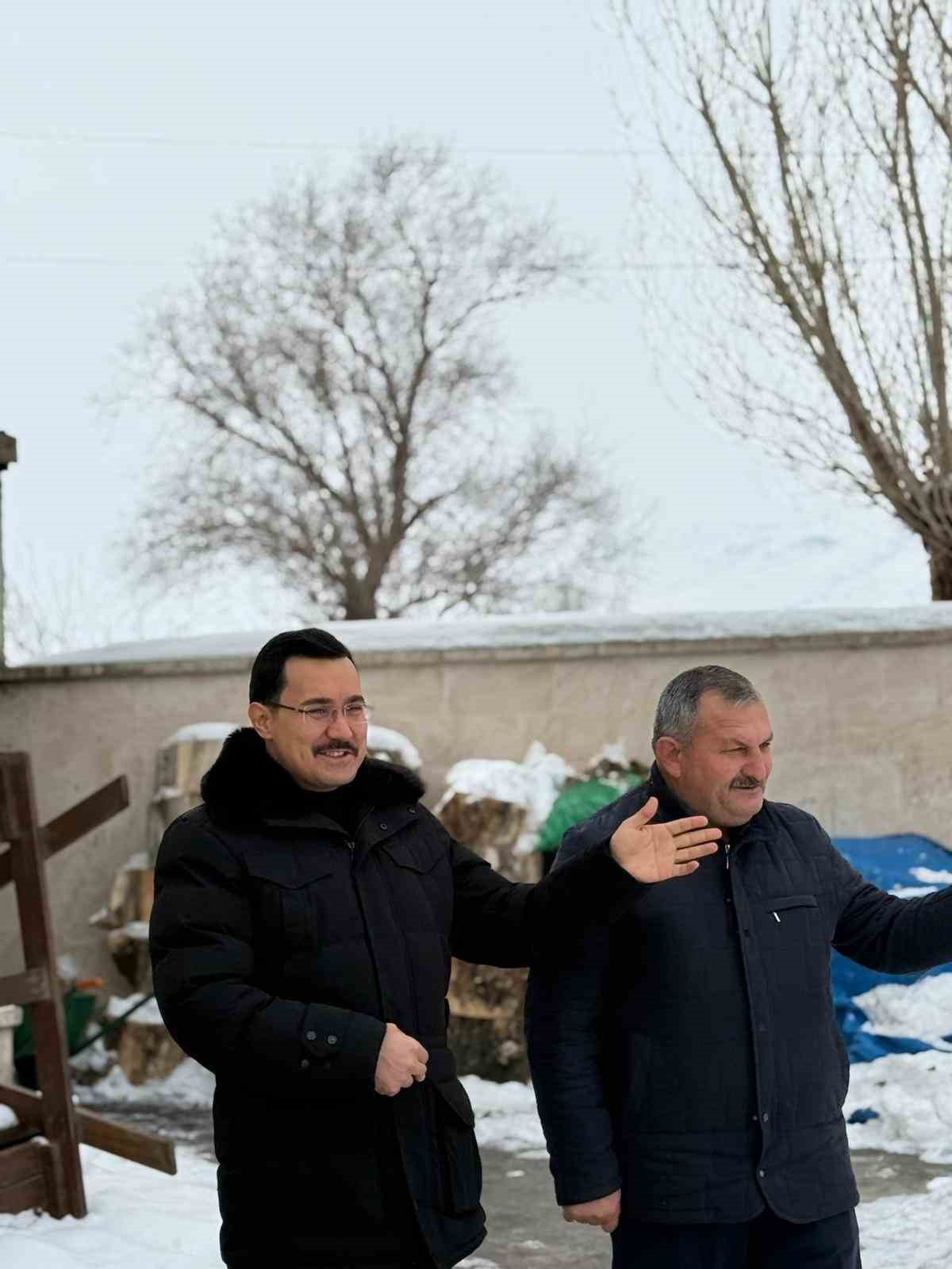 Akyaka Kaymakamı İsmail Demirtaş, köy ziyaretlerini sürdürüyor
Akyaka Kaymakamı İsmail Demirtaş, köy ziyaretlerini sürdürüyor