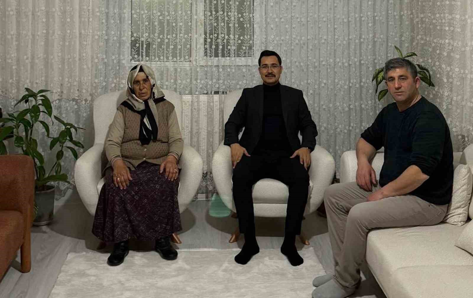 Akyaka Kaymakamı İsmail Demirtaş şehit ailesi ile iftar sofrasında buluştu
Akyaka Kaymakamı İsmail Demirtaş şehit ailesi ile iftar sofrasında buluştu