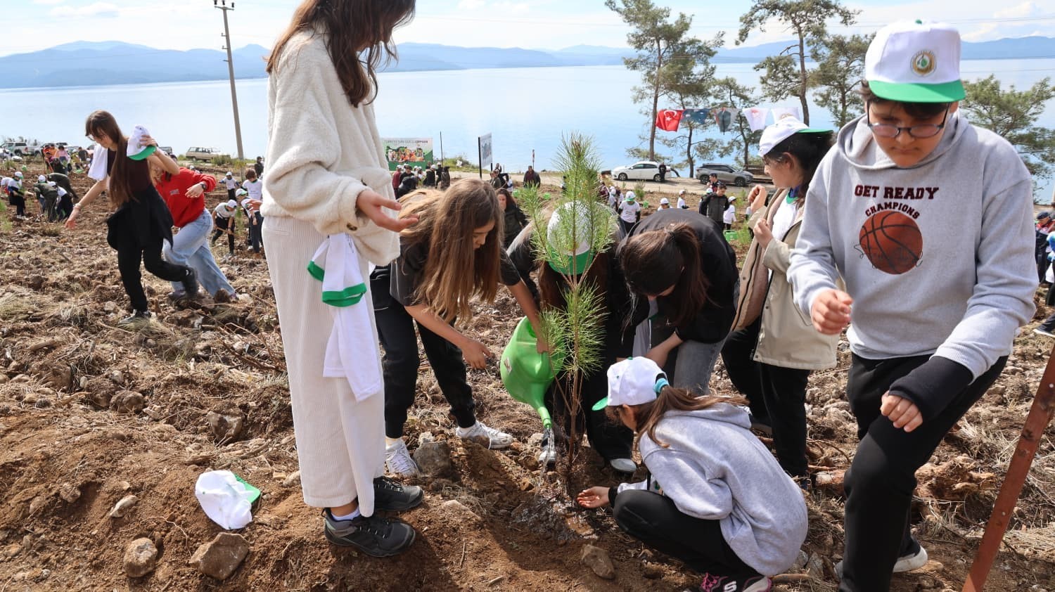 Akyaka’da yanan alan fidanlarla yeşeriyor
