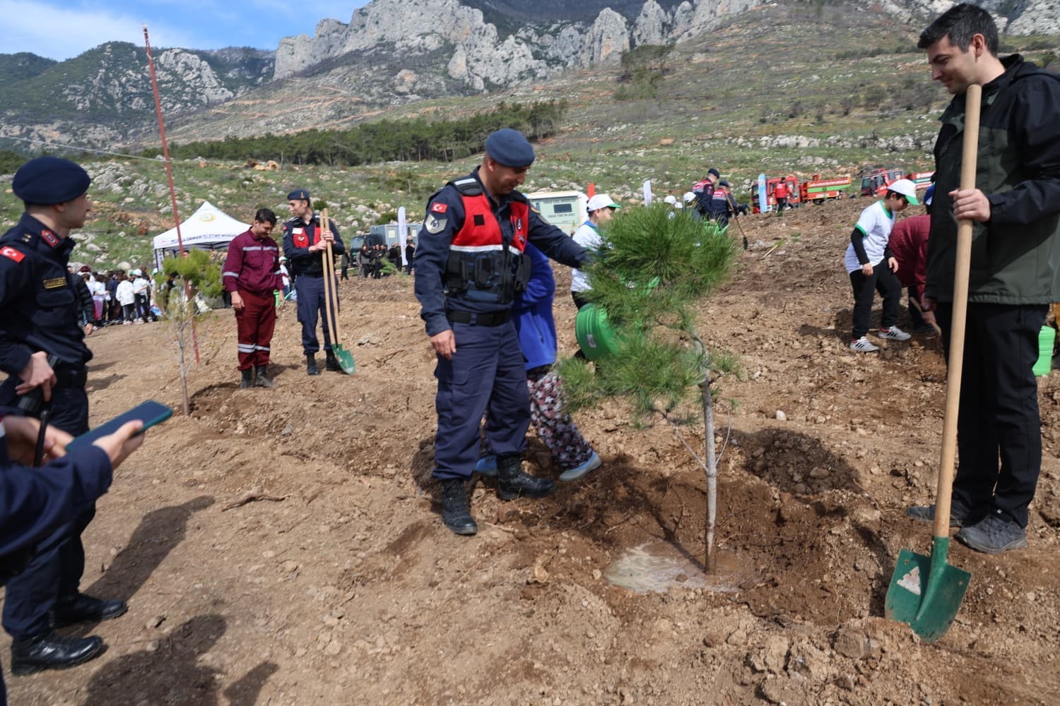 Akyaka’da yanan alan fidanlarla yeşeriyor
