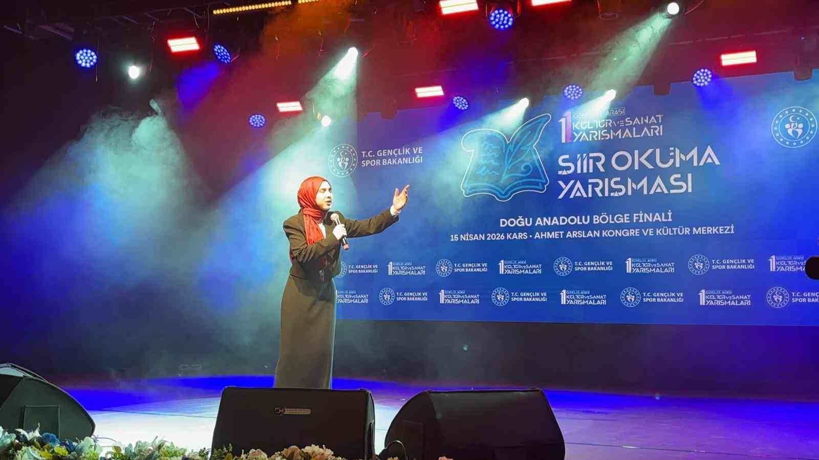 Akyakalı Aleyna Kurtbaş şiir okuma yarışmasında bölge birincisi oldu
