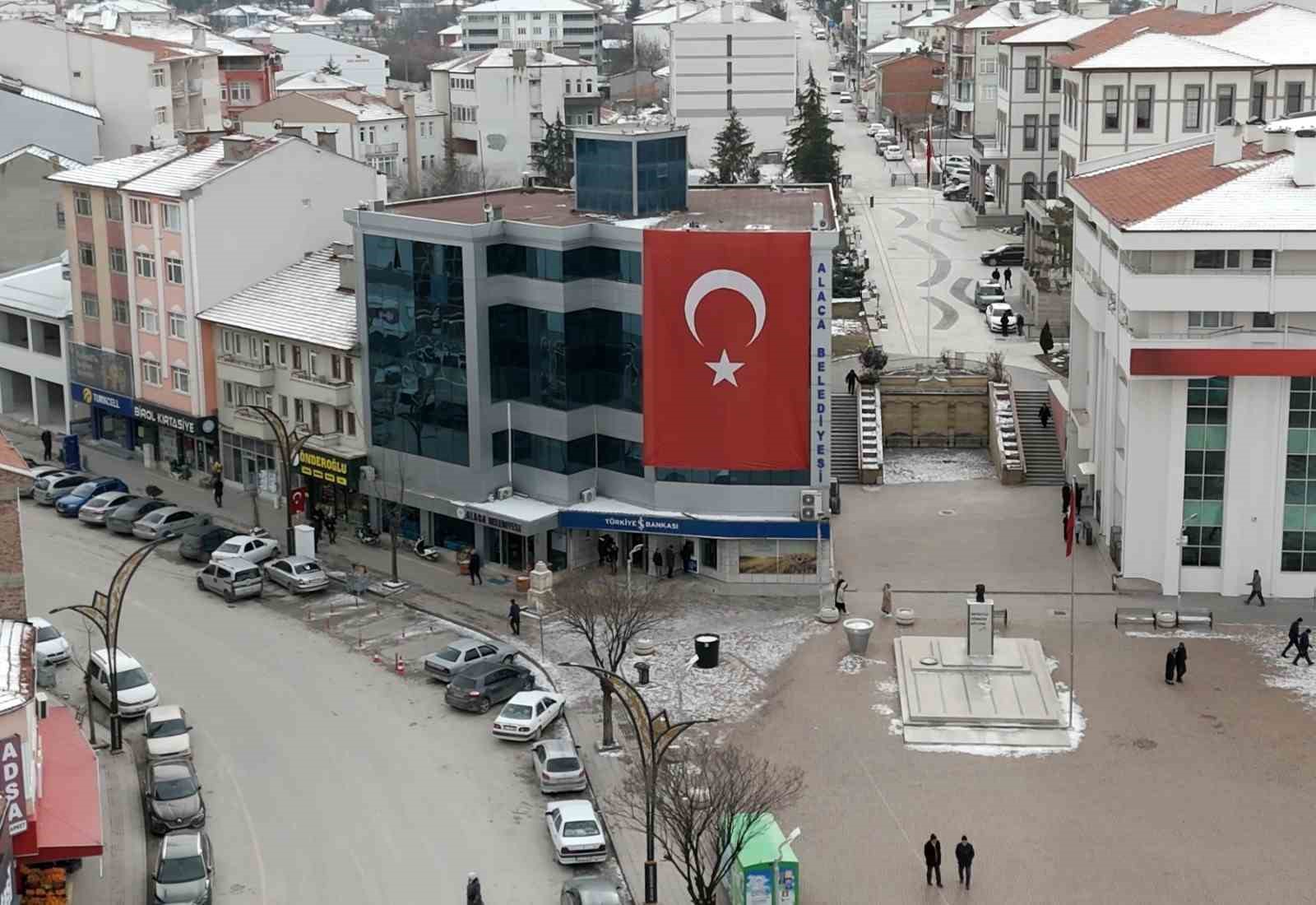 Alaca Belediyesi hizmet binasına dev Türk bayrağı astı
