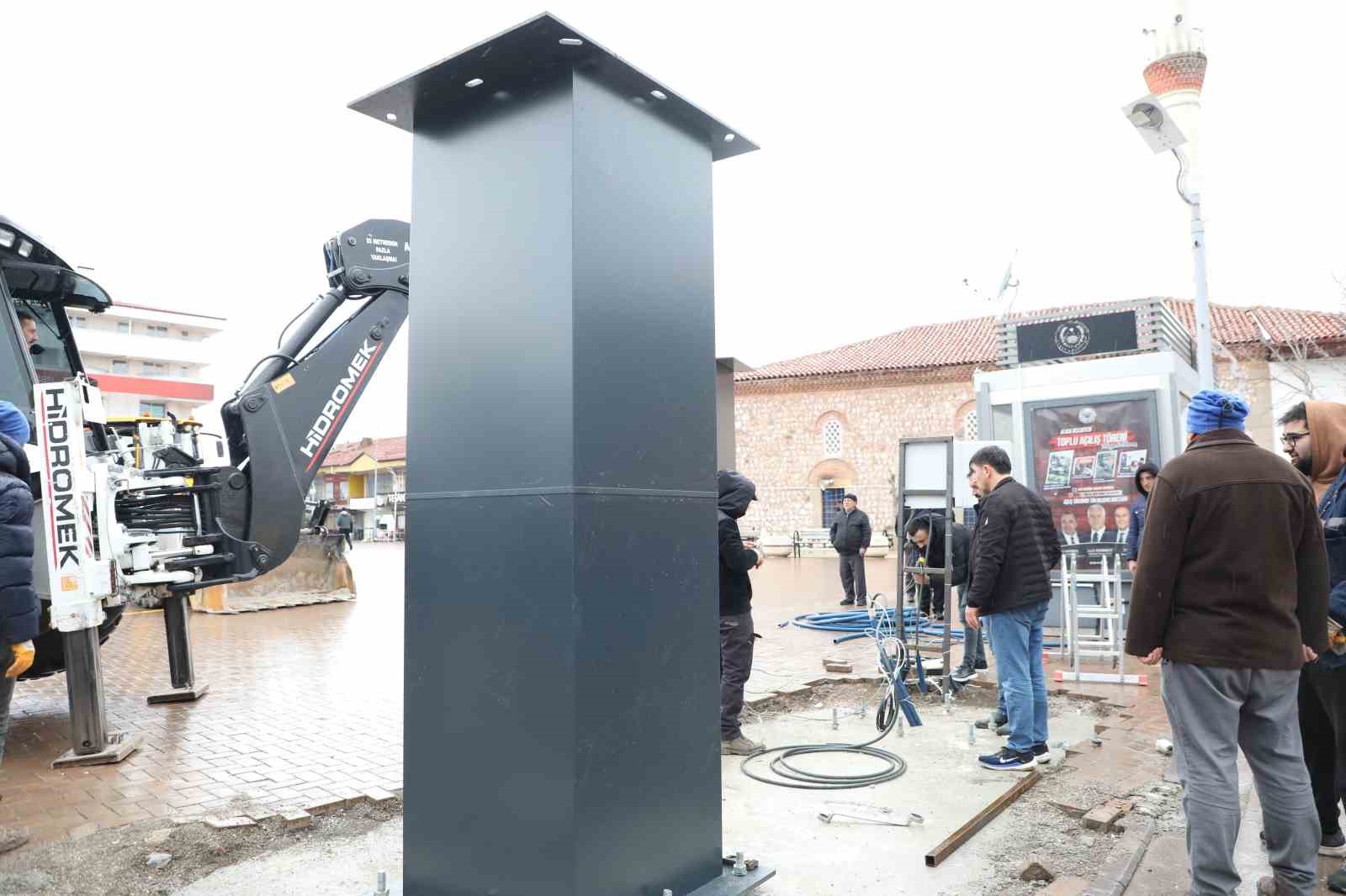 Alaca Cumhuriyet Meydanı’na dev led ekran kuruldu
