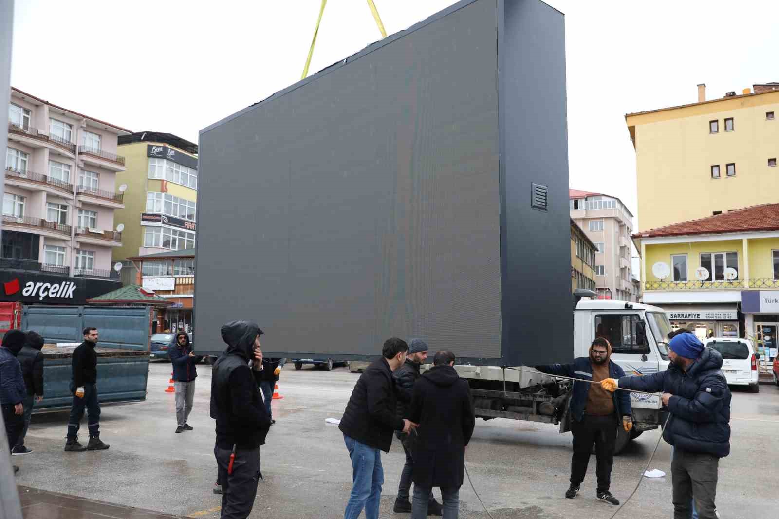 Alaca Cumhuriyet Meydanı’na dev led ekran kuruldu
