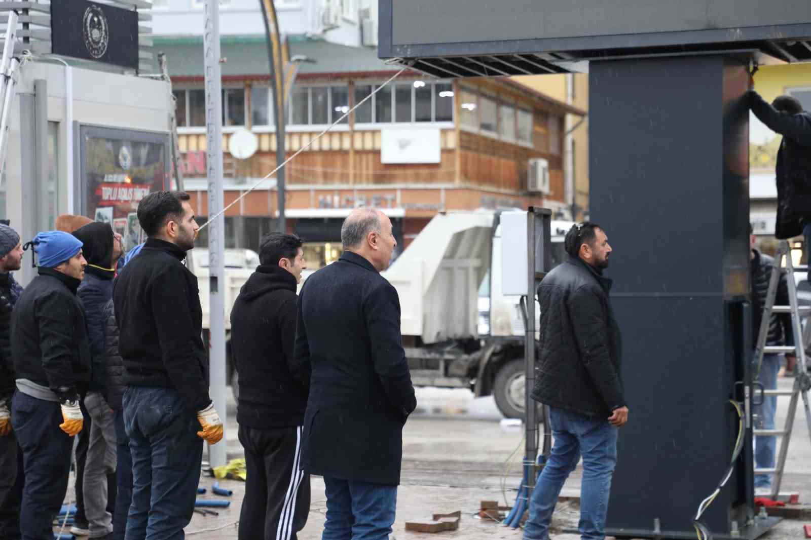 Alaca Cumhuriyet Meydanı’na dev led ekran kuruldu
