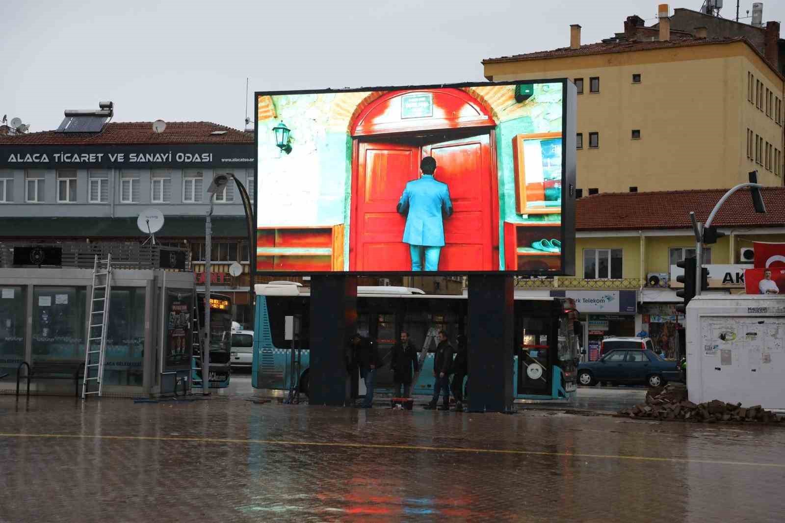 Alaca Cumhuriyet Meydanı’na dev led ekran kuruldu
