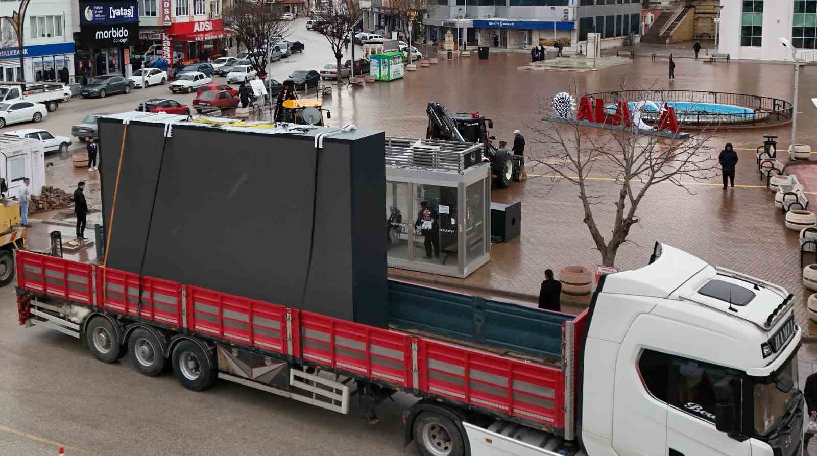 Alaca Cumhuriyet Meydanı’na dev led ekran kuruldu
