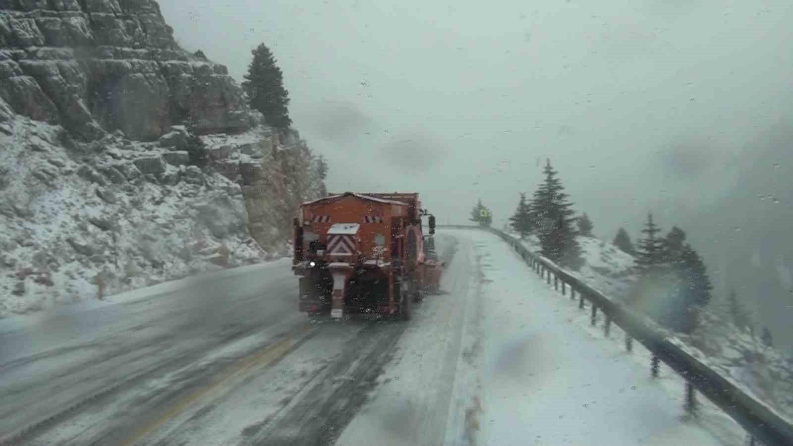 Alacabel’de kar yağışı etkisini sürdürüyor, kar kalınlığı yer yer 30 santimetreye ulaştı
