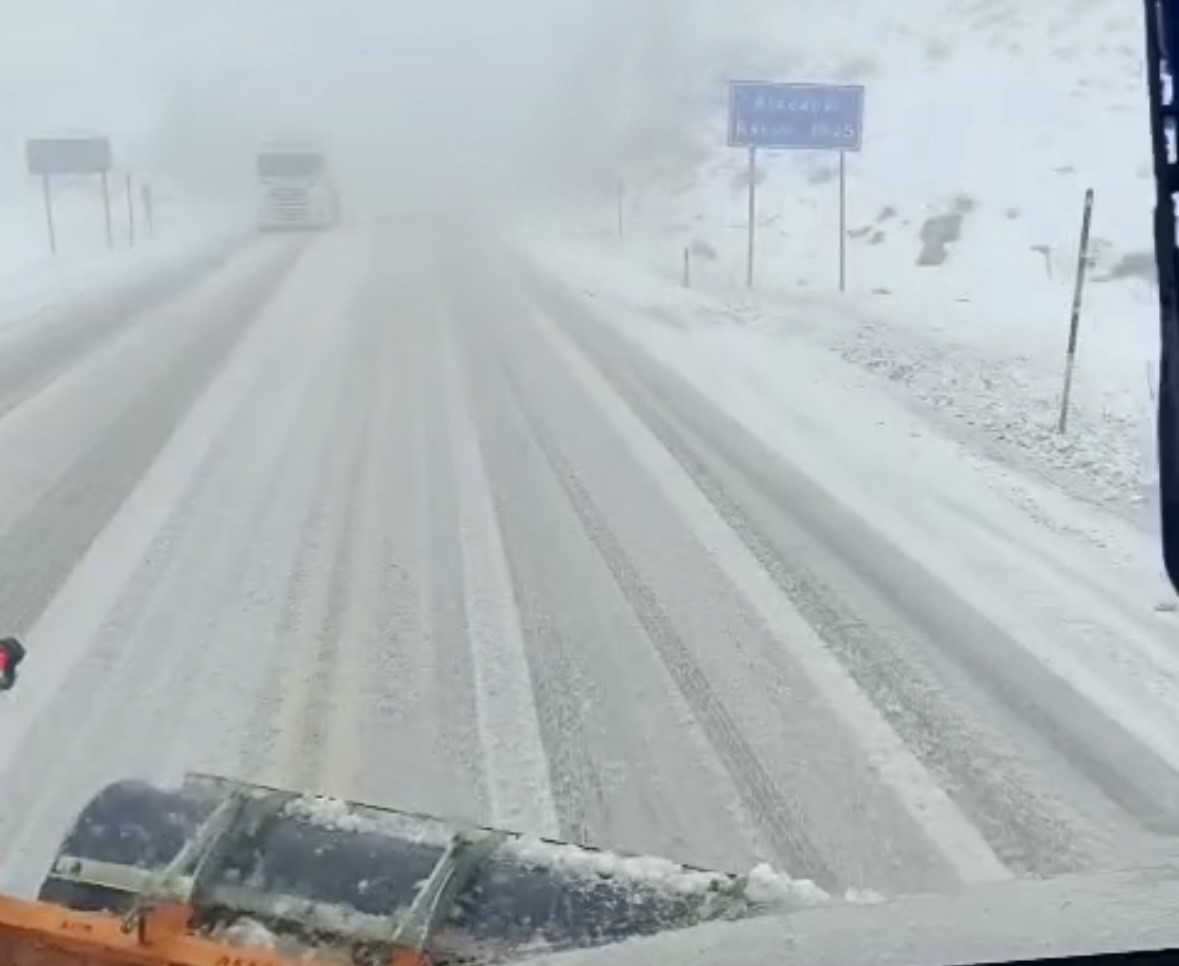 Alacabel’de kar yağışı etkisini sürdürüyor, kar kalınlığı yer yer 30 santimetreye ulaştı
