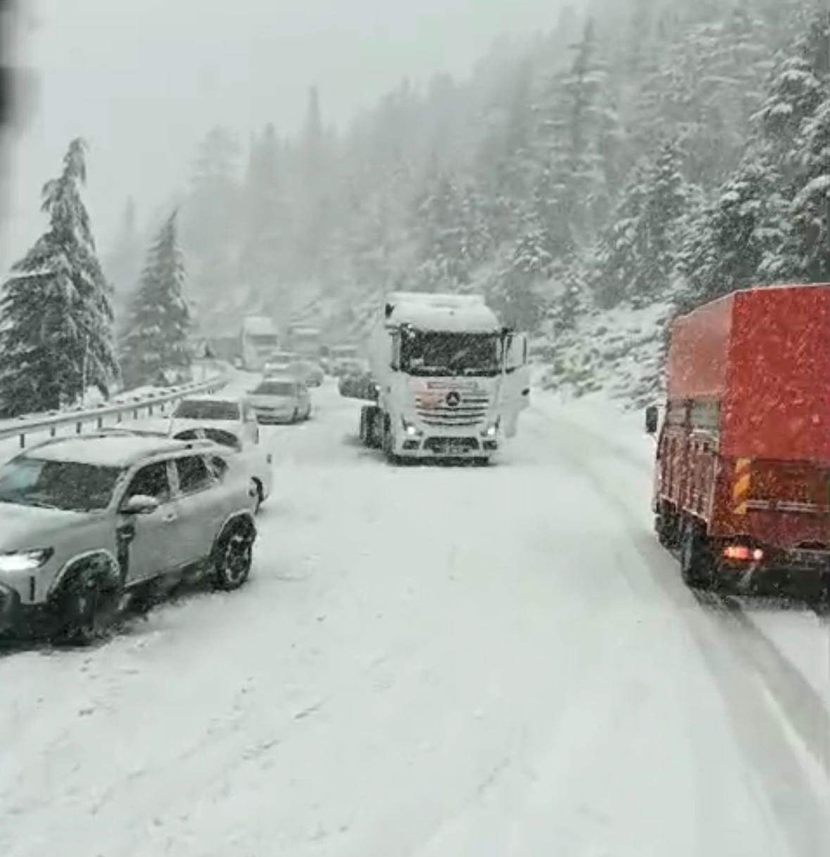 Alacabel’de nisan ayında kar sürprizi, sürücüler zor anlar yaşadı
