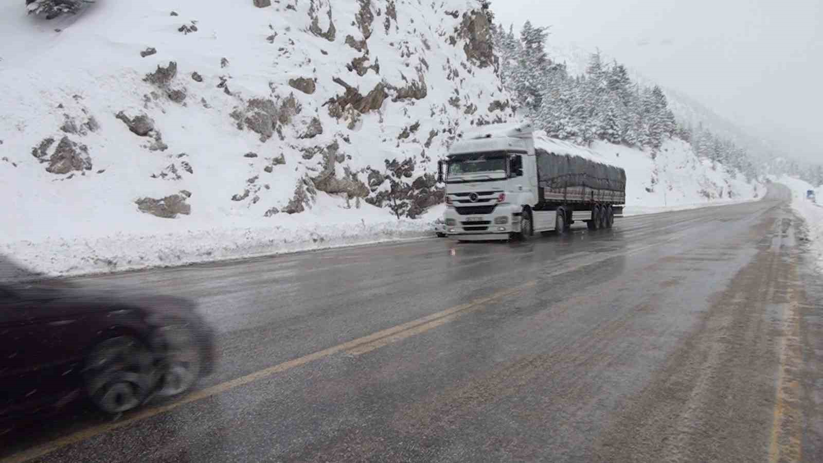 Alacabel’de nisan ayında kar sürprizi, sürücüler zor anlar yaşadı
