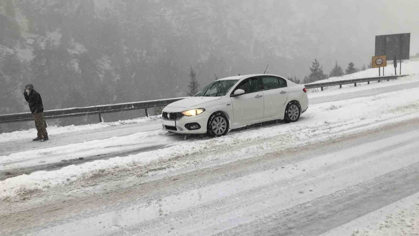 Alacabel’de nisan ayında kar sürprizi, sürücüler zor anlar yaşadı
