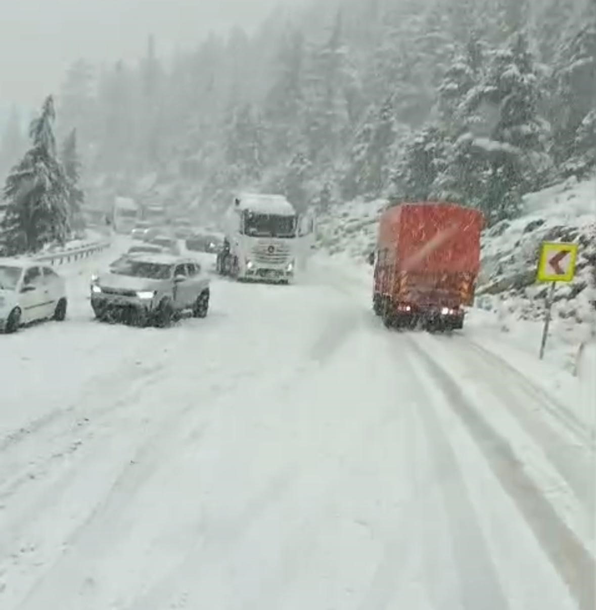Alacabel’de nisan ayında kar sürprizi, sürücüler zor anlar yaşadı
