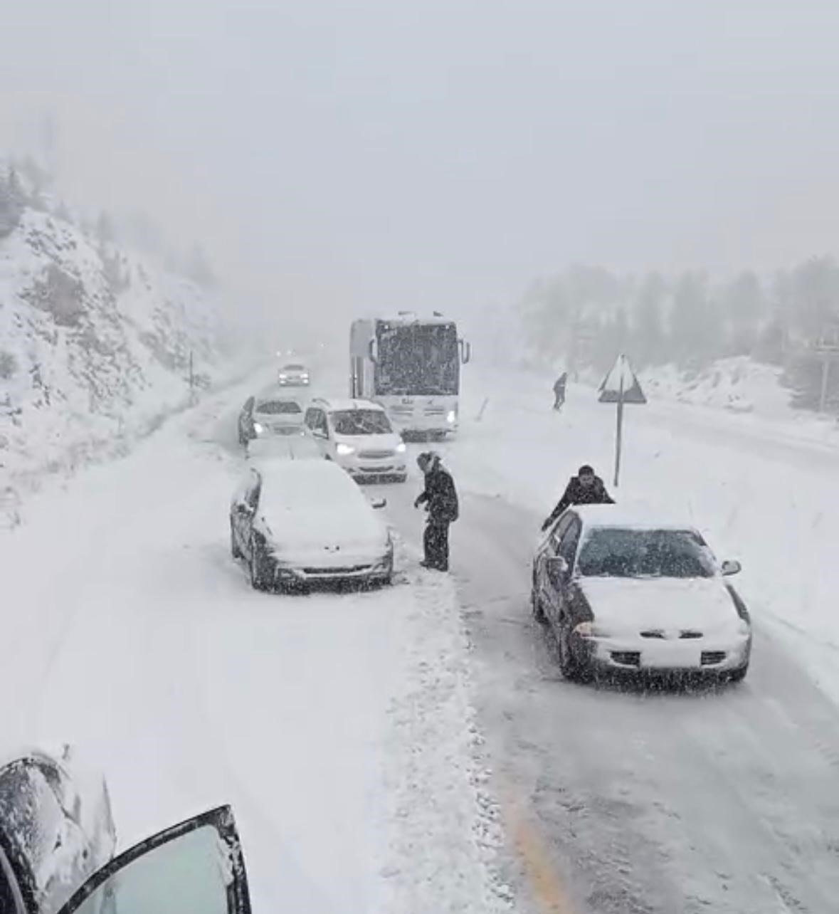 Alacabel’de nisan ayında kar sürprizi, sürücüler zor anlar yaşadı
