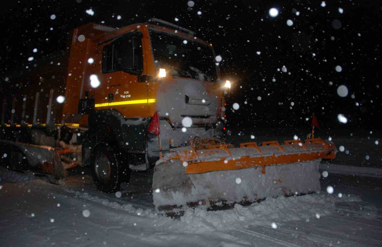 Alacabel’de yağmur kara döndü, kar kalınlığı 5 santime ulaştı
