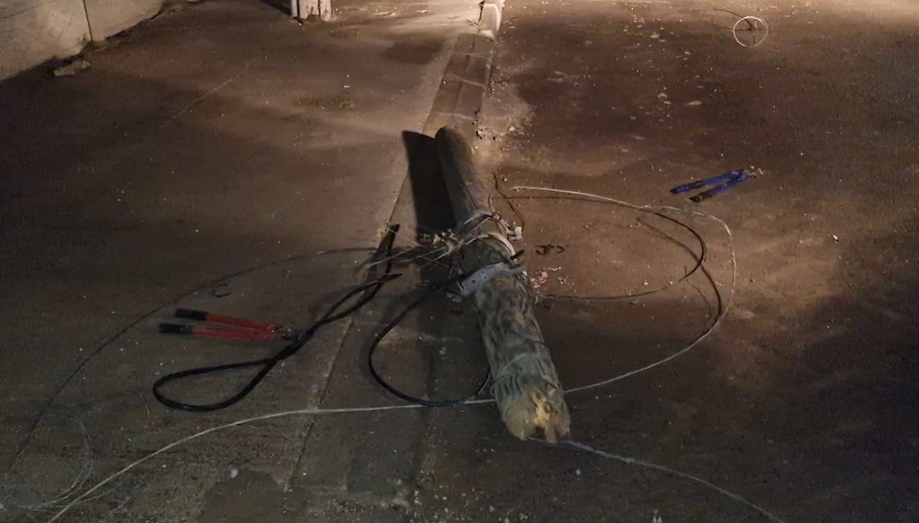 Alaca’da kamyon, elektrik ve telefon hatlarına zarar verdi
