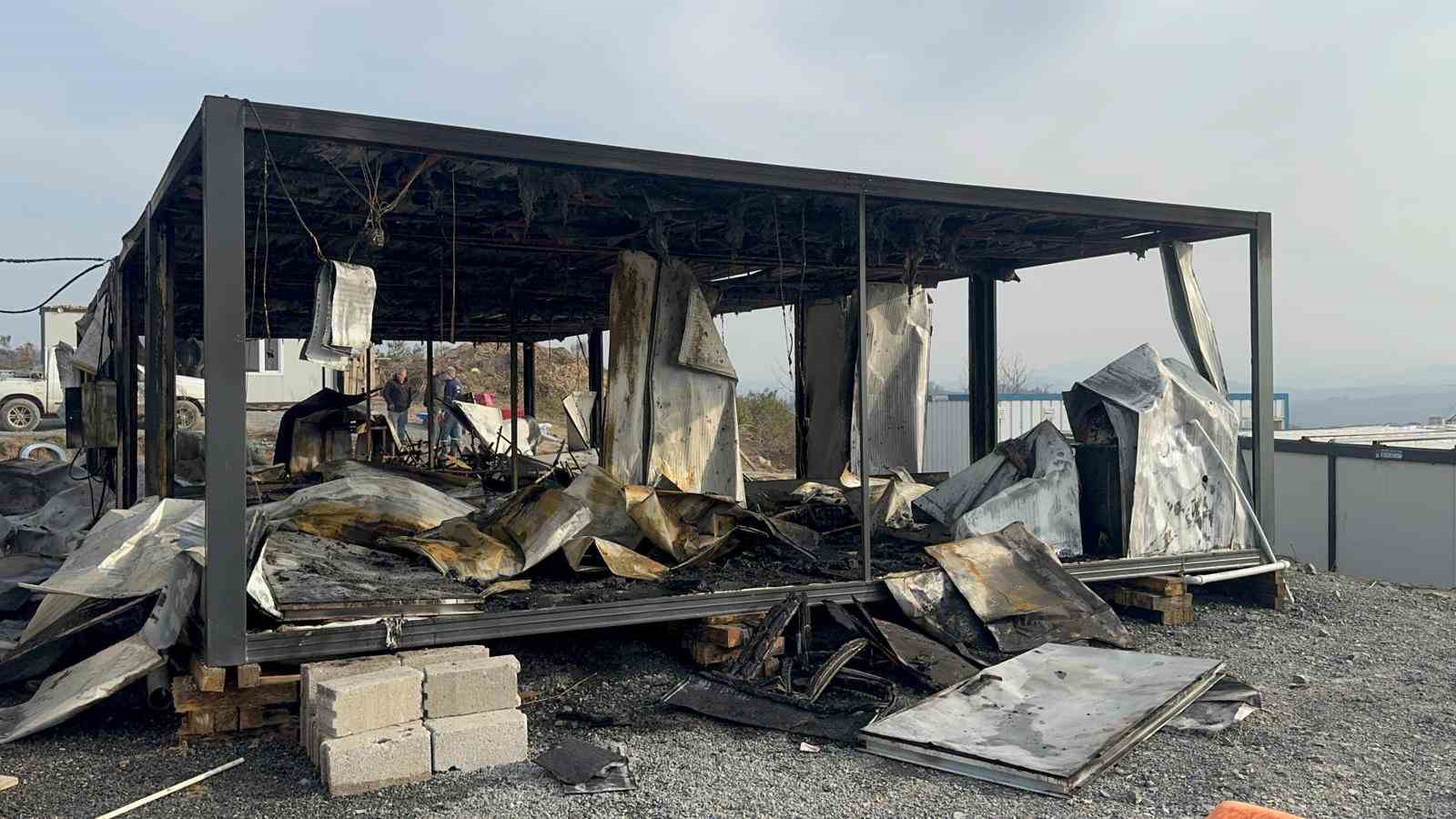 Alacağını alamayan imalatçı konteyneri ateşe verdi
