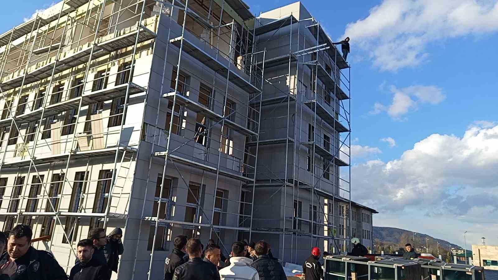 Alacağını tahsil edemediğini iddia eden işçi inşaat iskelesine çıktı
