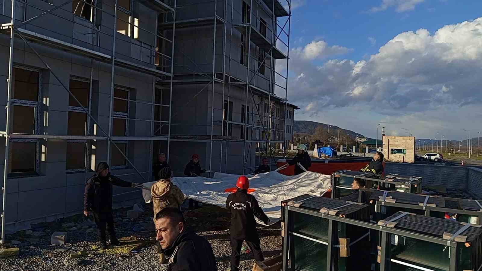 Alacağını tahsil edemediğini iddia eden işçi inşaat iskelesine çıktı
