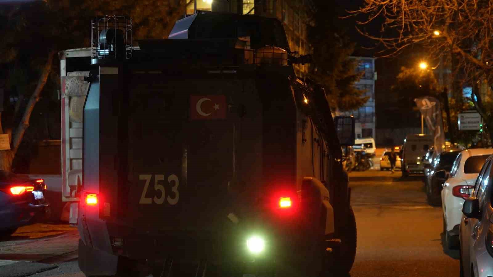 Alacak-verecek kavgası kanlı bitti: İş yerini uzun namlulu silahla taradılar, 4 kişi yaralandı
