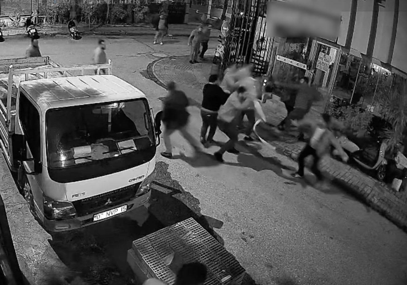 Alacak verecek meselinden birbirlerine girdiler, adliyeye sargılar içinde sevk edildiler
