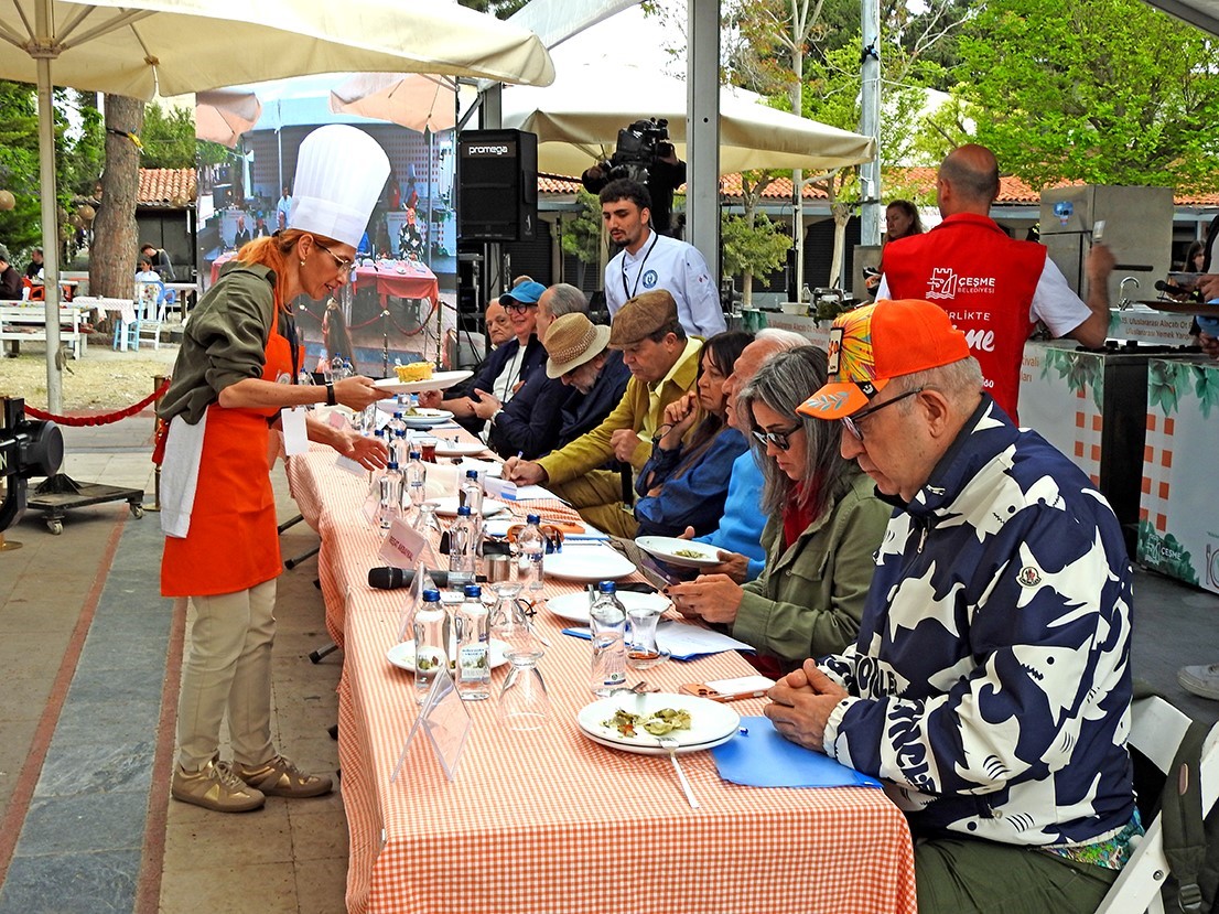 Alaçatı’da Gastronomi Şöleni: En güzel ot yemeği belli oldu
