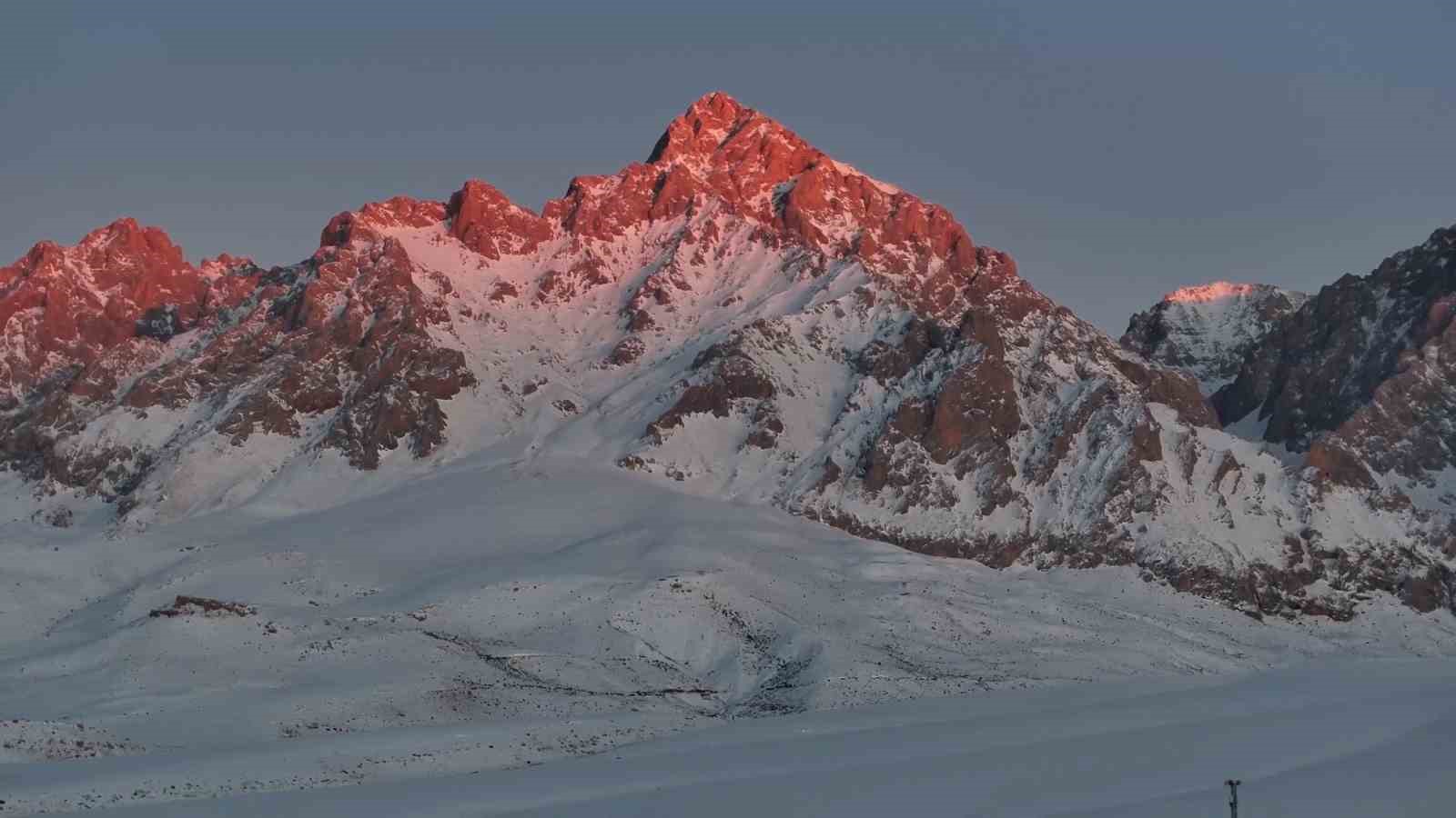 Aladağlar’da ziyaretçilere dört mevsim görsel şölen
