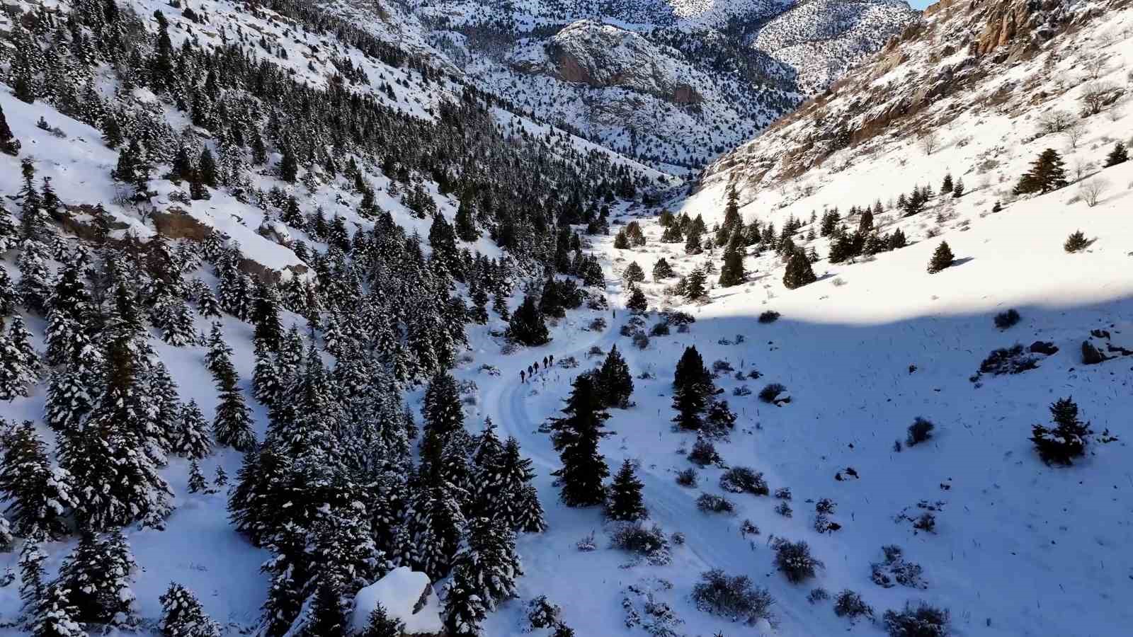 Aladağlar’da ziyaretçilere dört mevsim görsel şölen
