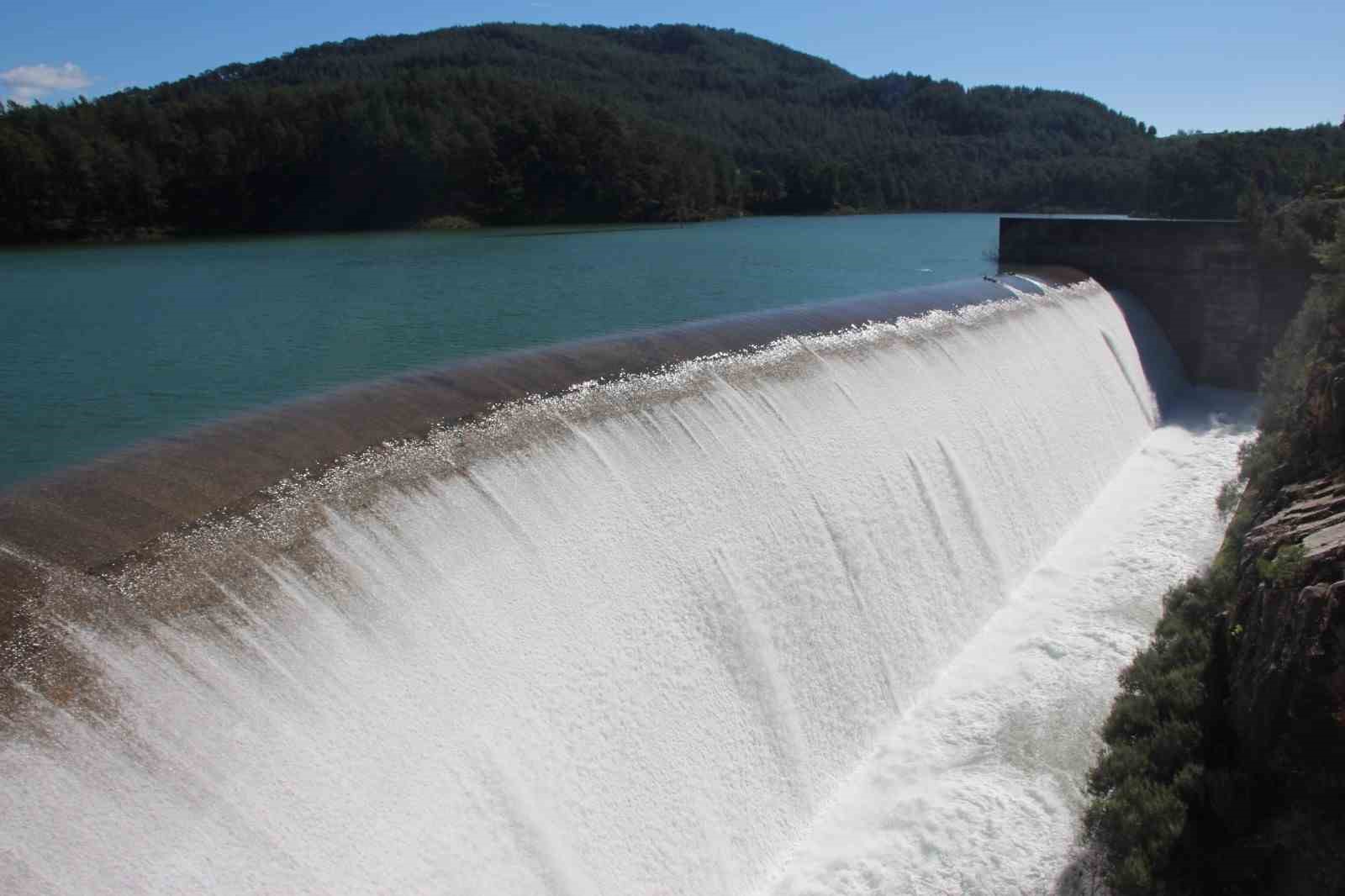 Alakır Barajı 3 yıl aradan sonra doldu taştı, üretici bayram etti

