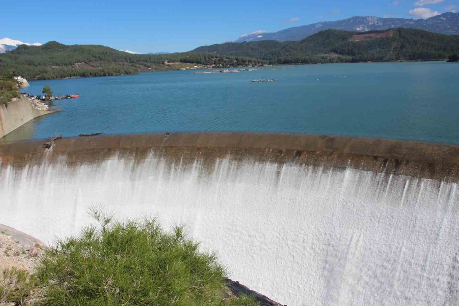 Alakır Barajı 3 yıl aradan sonra doldu taştı, üretici bayram etti
