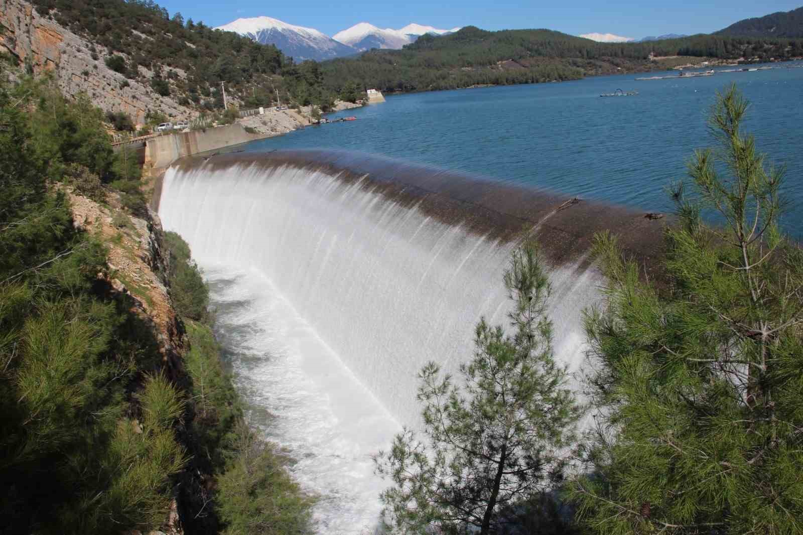 Alakır Barajı 3 yıl aradan sonra doldu taştı, üretici bayram etti
