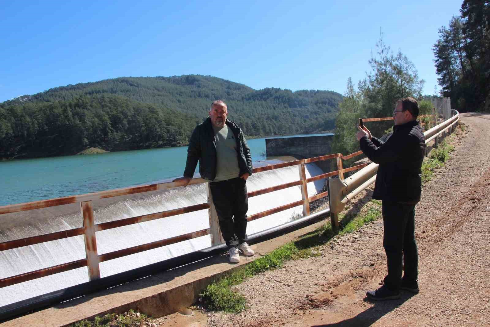 Alakır Barajı 3 yıl aradan sonra doldu taştı, üretici bayram etti
