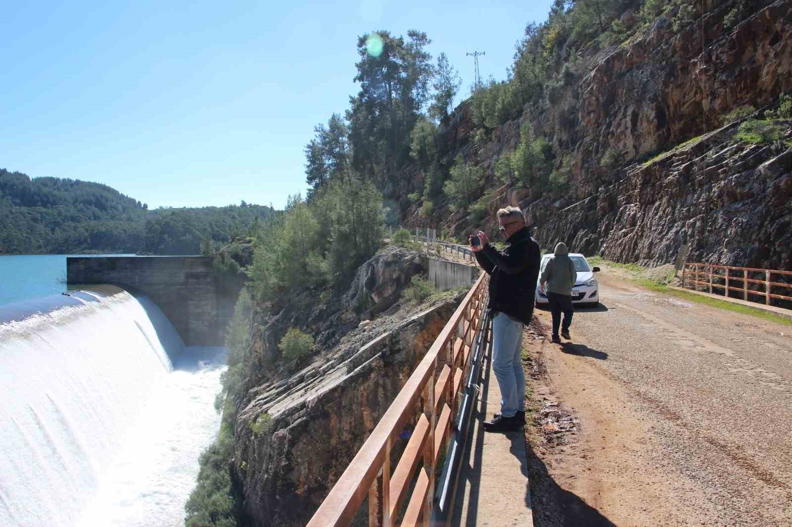 Alakır Barajı 3 yıl aradan sonra doldu taştı, üretici bayram etti
