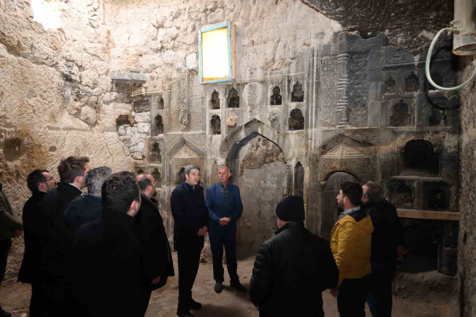 Alan Başkanı Aslanbay, Eretna Beyliği’ne ait olduğu değerlendirilen tarihi ibadethaneyi inceledi
