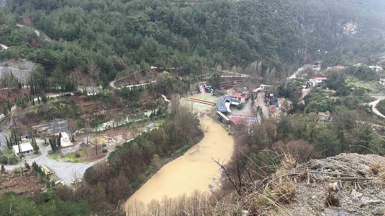 Alanya Dim Barajı’nda  su seviyesi yükseldi bölgeye yakın bazı evlerin tedbir amaçlı boşaltılması istendi
