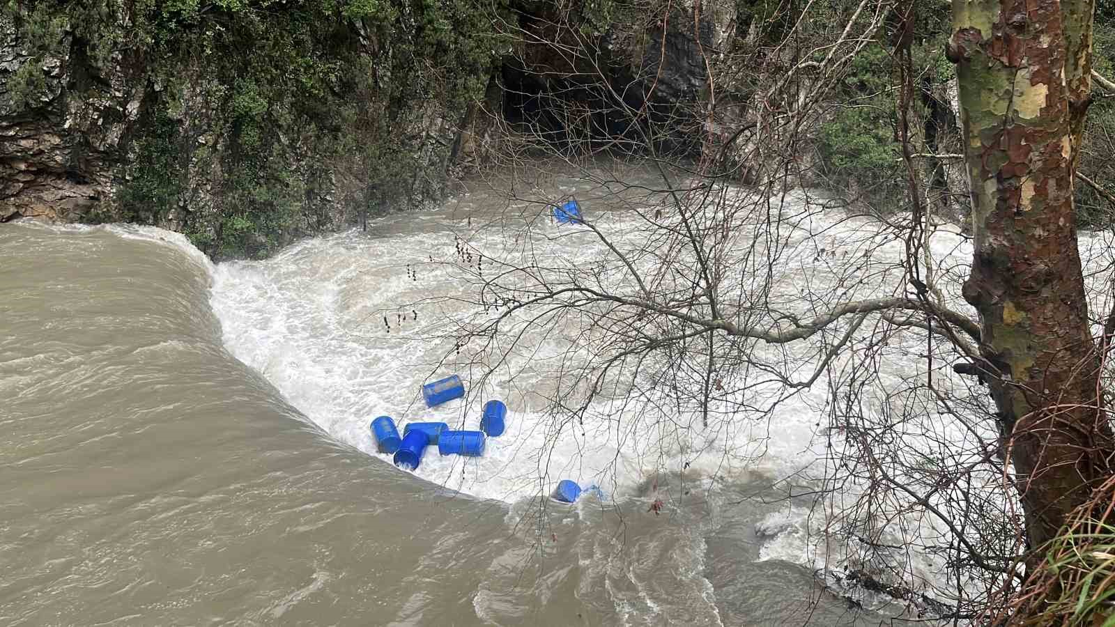 Alanya Dim Barajı’nda  su seviyesi yükseldi bölgeye yakın bazı evlerin tedbir amaçlı boşaltılması istendi
