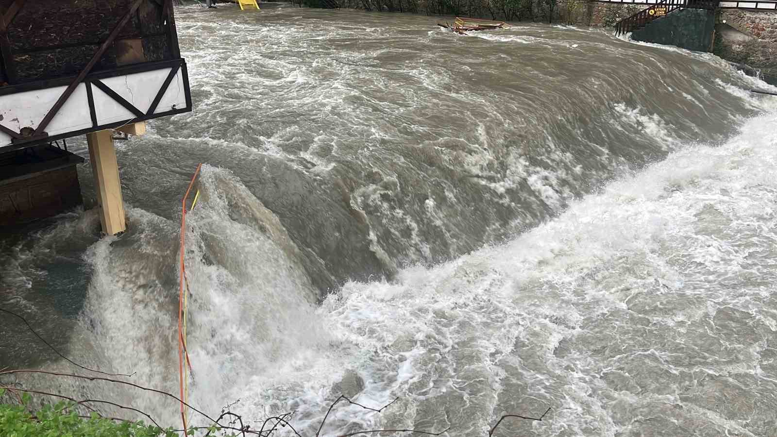 Alanya Dim Barajı’nda  su seviyesi yükseldi bölgeye yakın bazı evlerin tedbir amaçlı boşaltılması istendi
