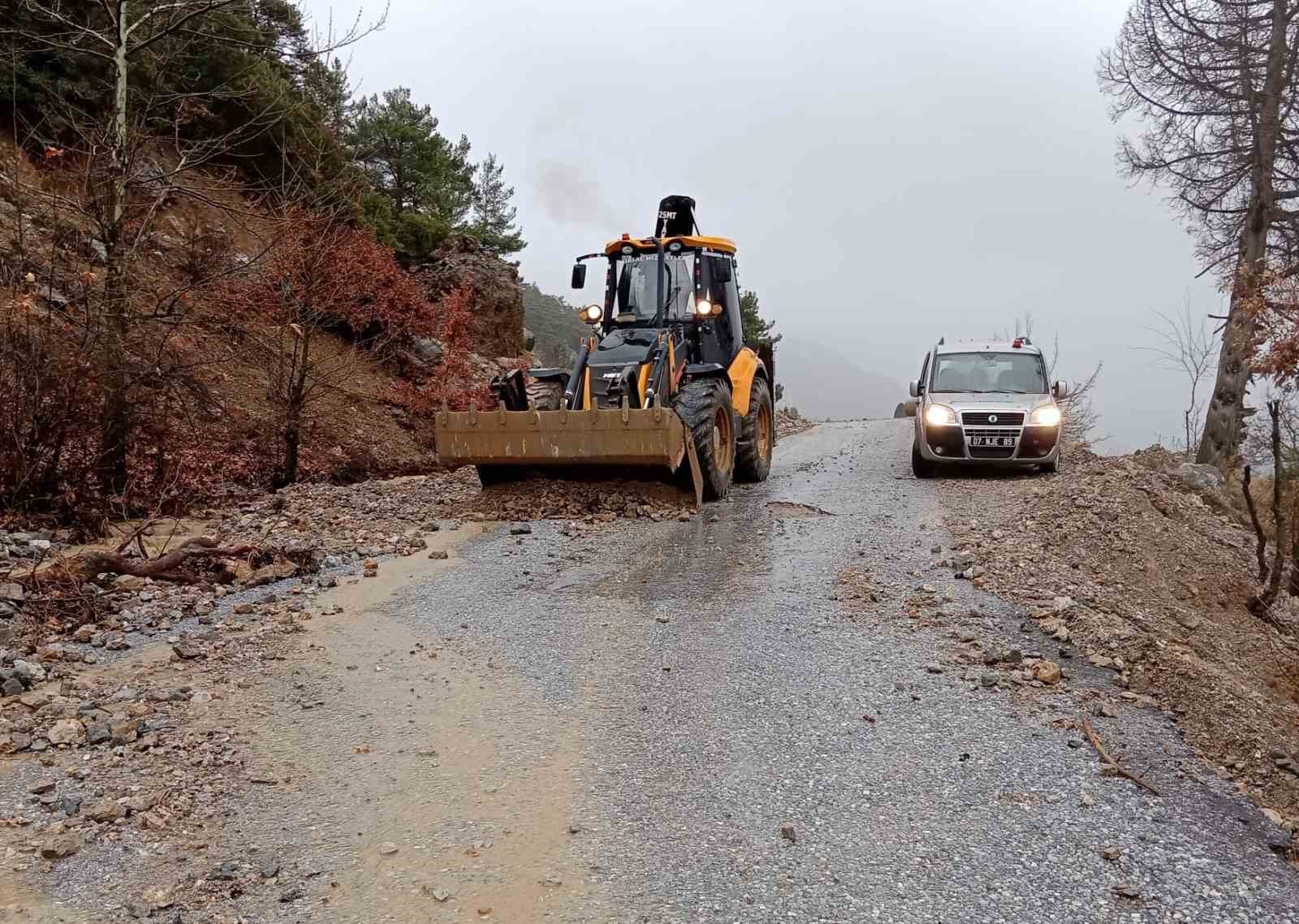 Alanya kırsalında ekiplerin kış mesaisi sürüyor
